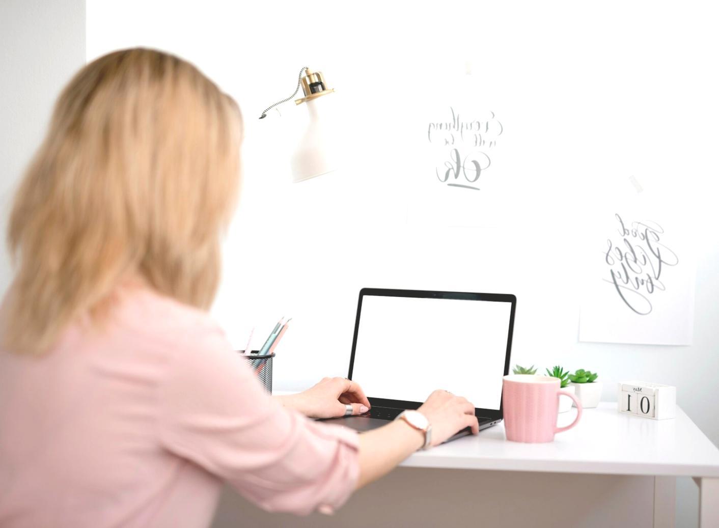 Espace de travail avec supports pédagogiques pour la formation en esthétique